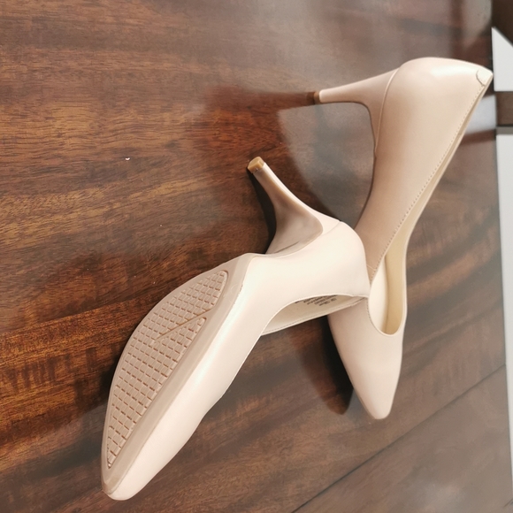 Nine West pumps. Nude Beige colour. Size 10 M - Picture 2 of 4